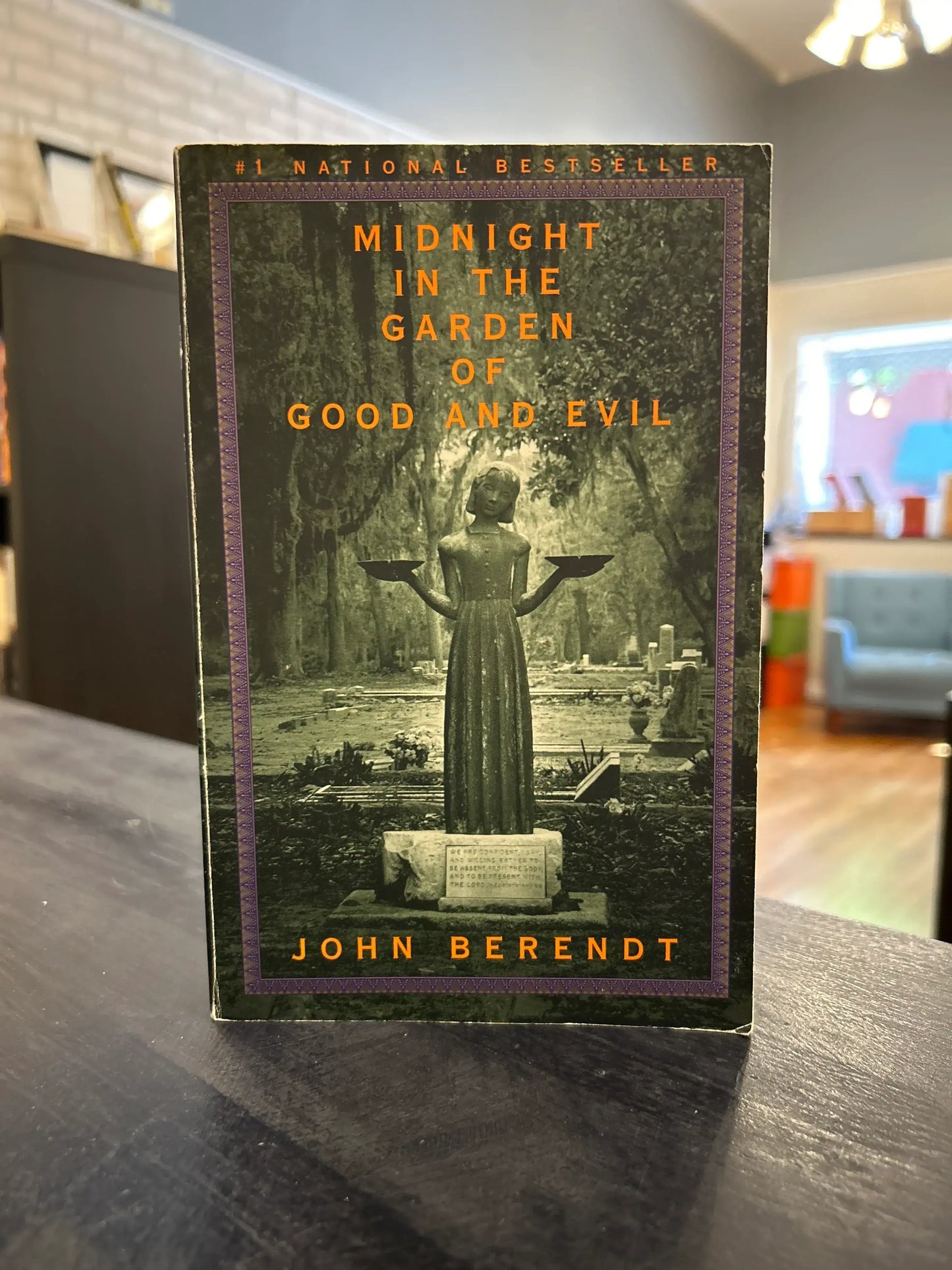 Midnight in the Garden of Good and Evil - John Berendt. Paperback .