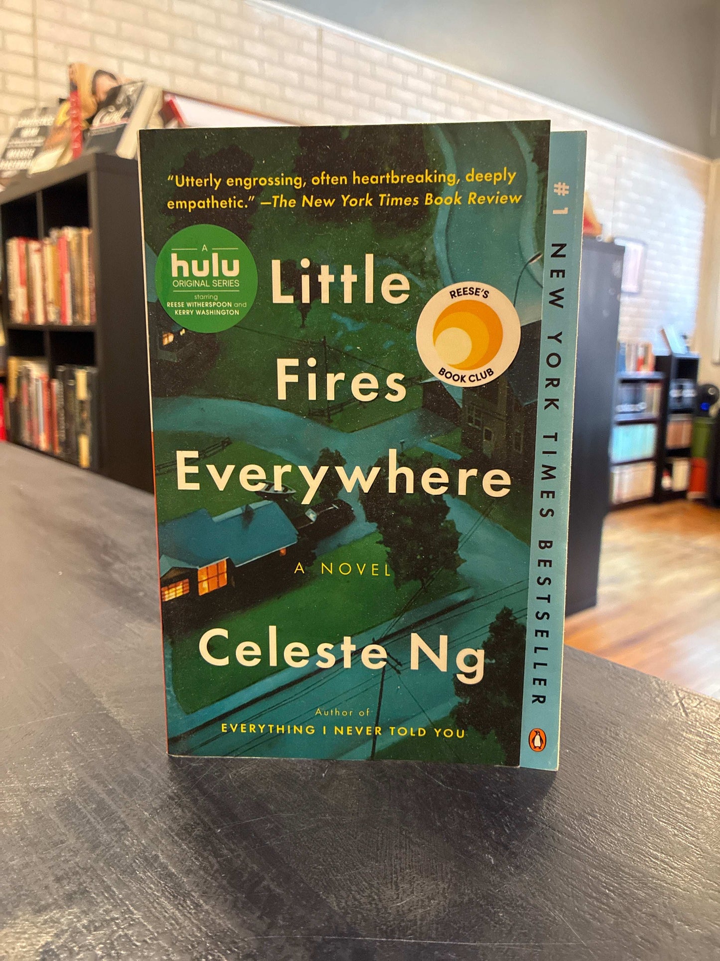 Little Fires Everywhere - Celeste Ng - paper