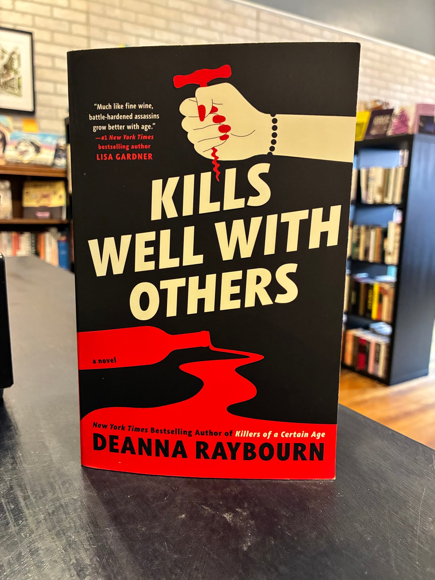 Kills Well with Others - Deanna Raybourn
