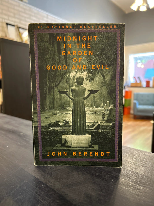 Midnight in the Garden of Good and Evil - John Berendt. Paperback .