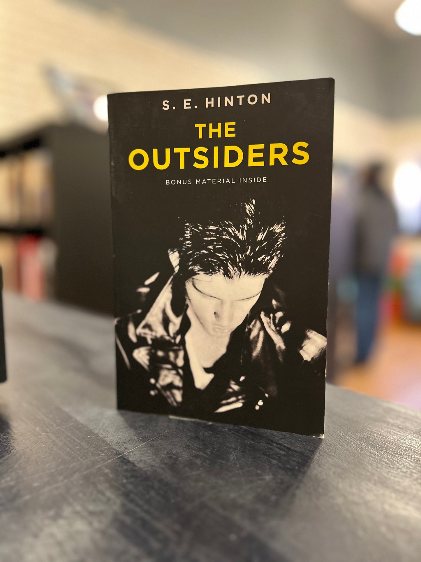 The Outsiders - S.E. Hinton - Black Trade Paper